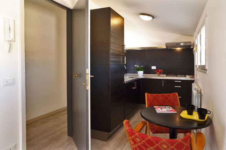 Others 5, Radio Hotel, Rome