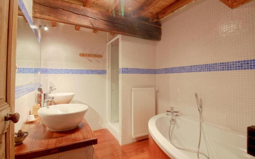 Bathroom 5, Les Gerbes, Hautes-Pyrénées