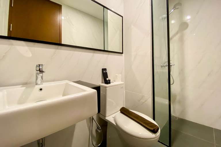 Bedroom 3, Comfort and Modern Look Studio Room Ciputra World 2 Apartment By Travelio, South Jakarta