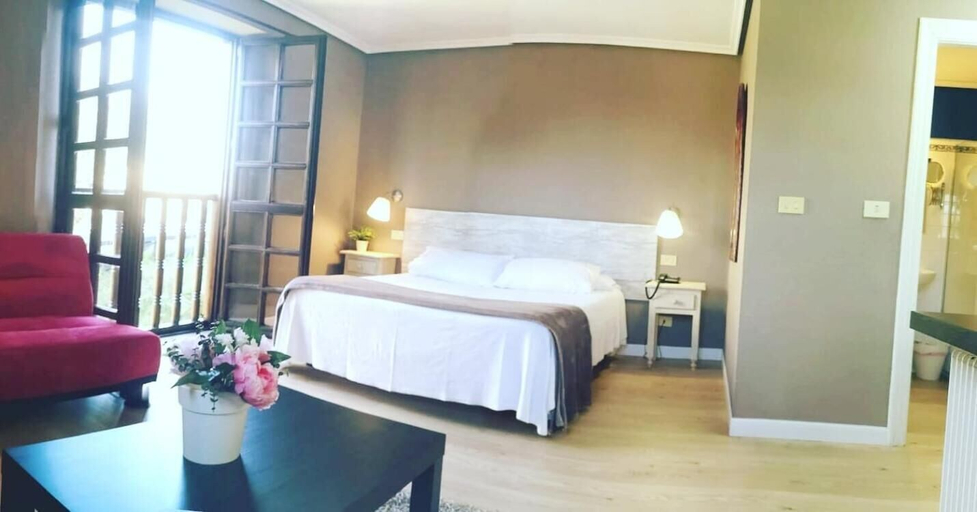 Bedroom 4, Hotel Colegiata, Cantabria