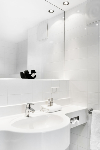 Bathroom 5, Augarten Art Hotel, a Member of Design Hotels, Graz