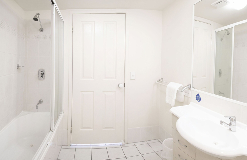 Bathroom 5, Golden Riviera Beach Resort, Gold Coast