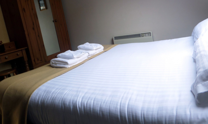 Bedroom 3, Macdonald Elmers Court Resort, Hampshire
