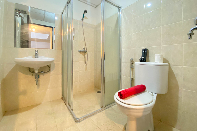 Bathroom 5, Comfy and Minimalist 1BR at The Wave Kuningan Apartment By Travelio, Jakarta Selatan