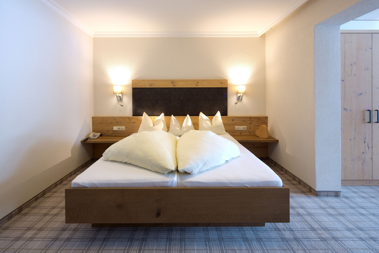 Bedroom 3, Hotel Bergland, Schwaz