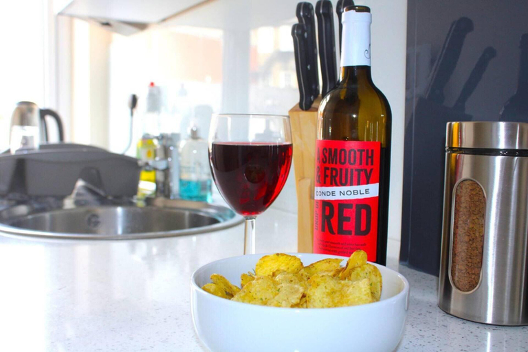 Food & Drinks 5, Remarkable 3-bed Apartment in Newport Pagnell, Milton Keynes