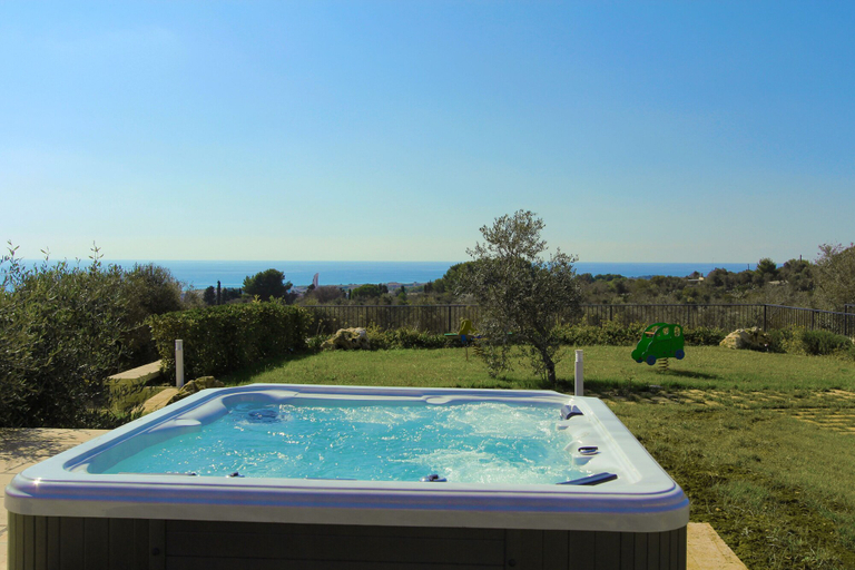 Outdoor spa tub, The Dream Residence 243, Lecce