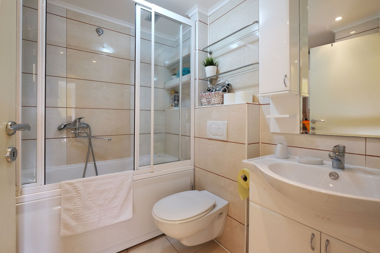 Bathroom 2, Apartment Bella Art, Belgrade