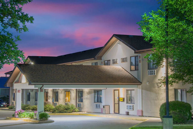 Exterior & Views 2, Super 8 by Wyndham Knoxville, Marion
