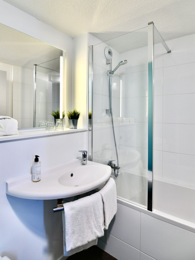 Bathroom 4, ibis budget Vannes Ploeren, Morbihan