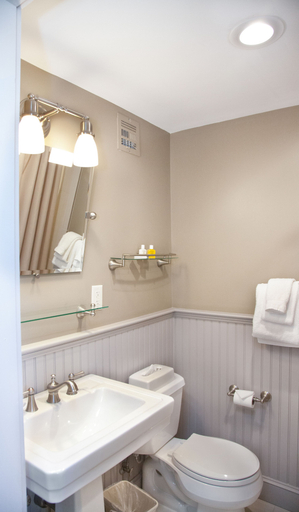 Bathroom 4, Concord's Colonial Inn, Middlesex