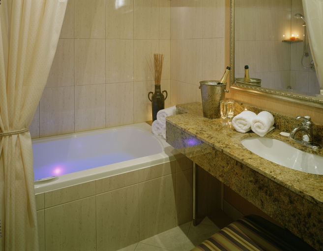 Bathroom 4, Carriage House Hotel & Conference Centre, Division No. 6