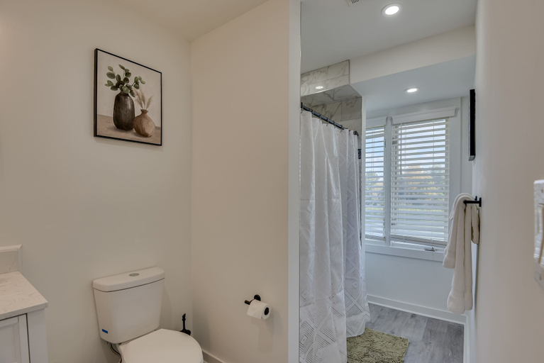 Bathroom 3, Beautiful 3BR Townhouse, Richmond