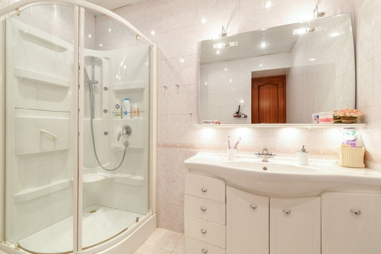 Bathroom, Miracle Apartments Smolenskaya 7, Central