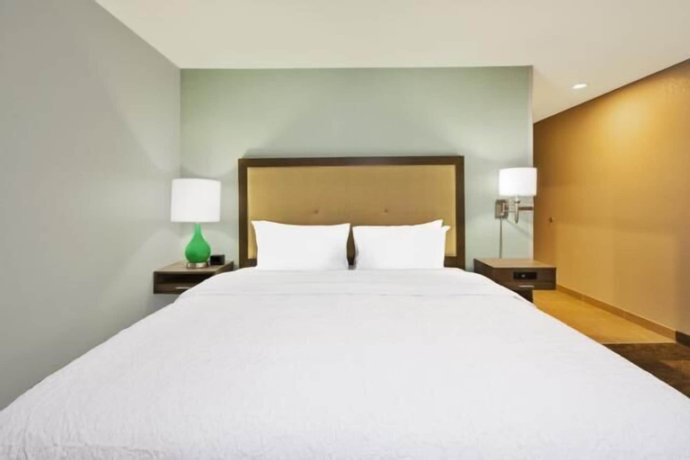 Bedroom 3, Hampton Inn by Hilton Detroit Dearborn, Wayne
