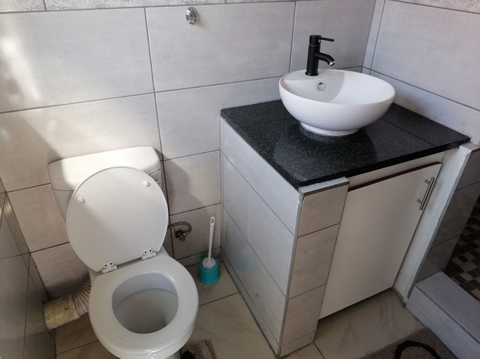 Bathroom 3, Franchise Guest House, Ekurhuleni