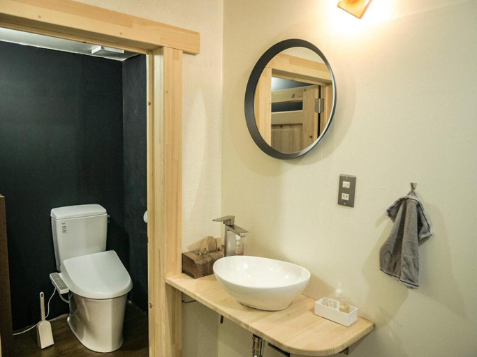 Bathroom 3, Japan Snowsports, Myōkō