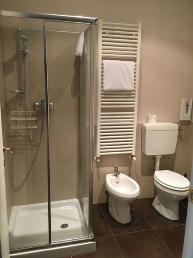 Bathroom 3, Hotel Ai Due Leoni, Gorizia