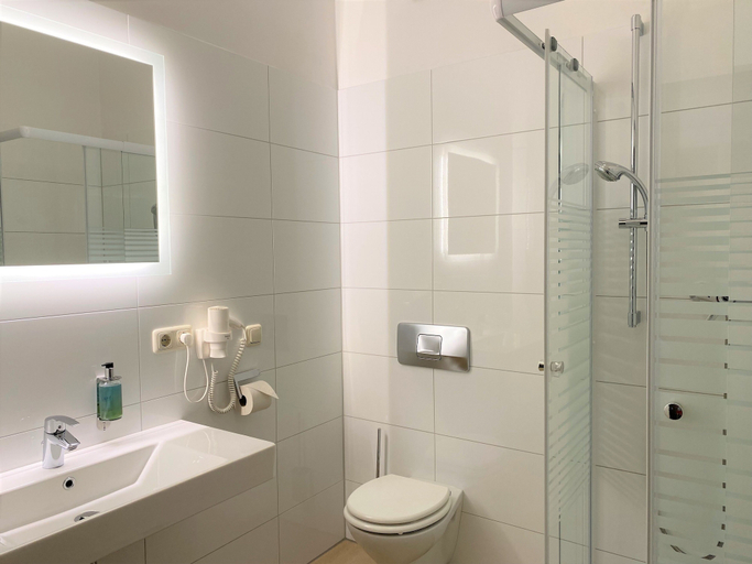 Bathroom 5, Hotel Schwabenwirt, Berchtesgadener Land