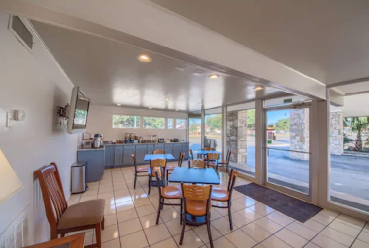 Food & Drinks 5, Americas Best Value Inn Uvalde, Uvalde