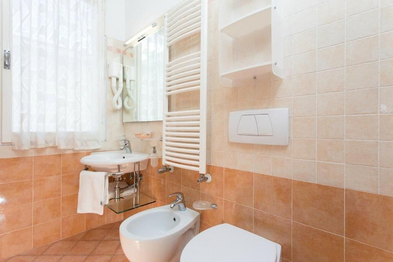 Bathroom 4, Hotel Mocambo, Ravenna