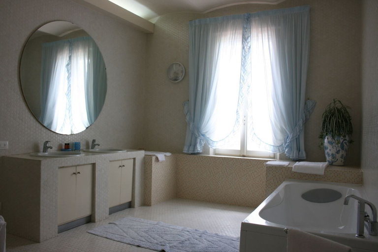 Bathroom, Poggio Falcone, Perugia