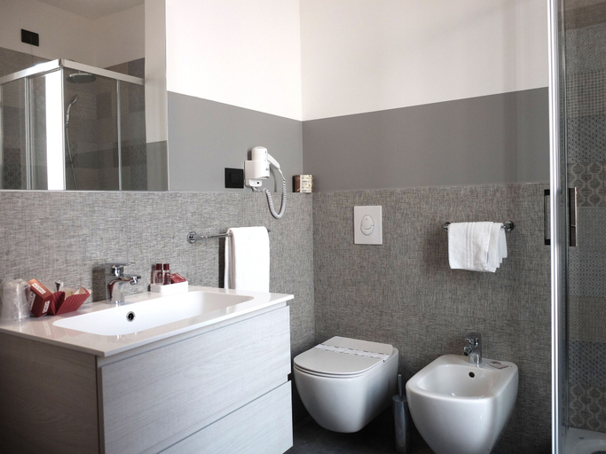 Bathroom 5, Hotel Carlton, Ferrara