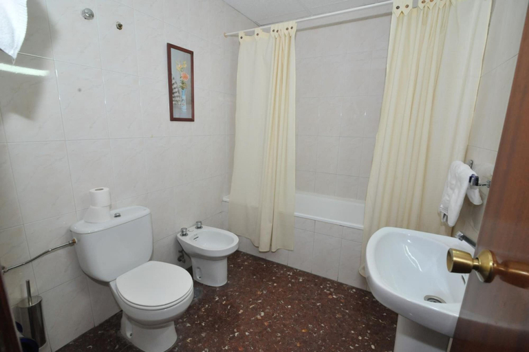 Bathroom 4, Hostal Goyma I, Madrid