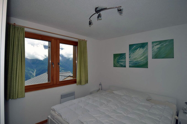 Room 5, Camelot 4, Raron