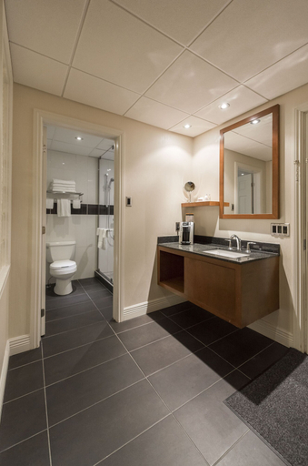 Bathroom 4, Hôtel & Suites Le Dauphin Drummondville, Drummond