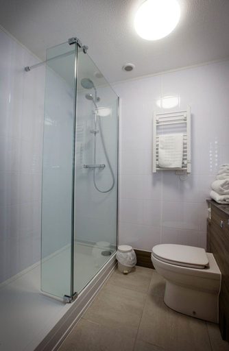 Bathroom 3, Orchard Lodge & Wolds Restaurant, North Yorkshire