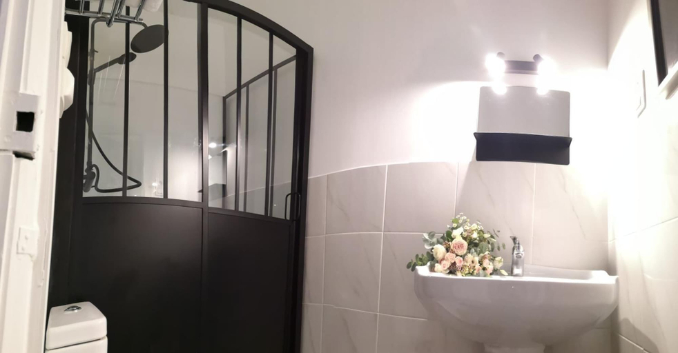 Bathroom 5, Le Manoir du Thouron, Tarn