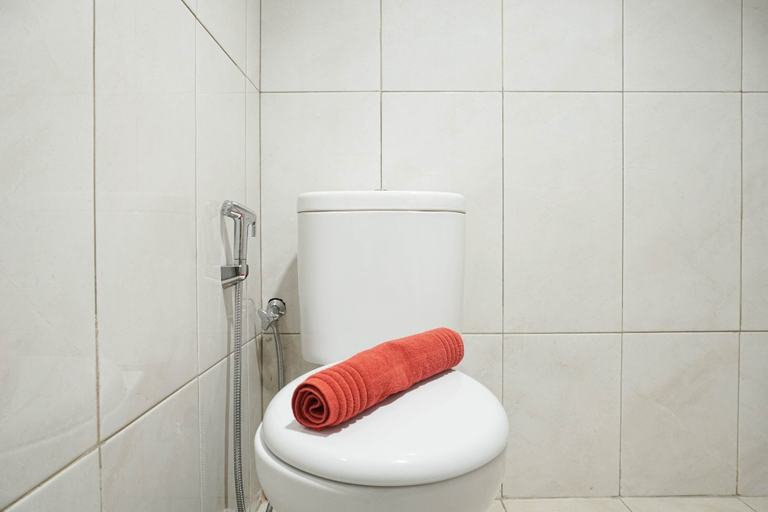 Bathroom 5, Relax Studio Apartment at The Nest near Puri By Travelio, Tangerang