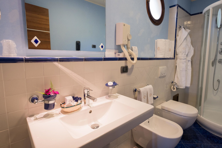Bathroom 5, Aktea, Messina