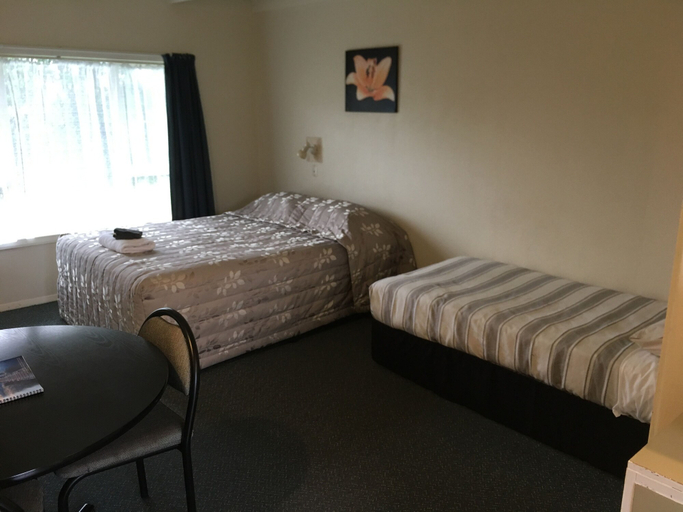 Bedroom 2, 252 Beachside Motels & Holiday Park, Westland
