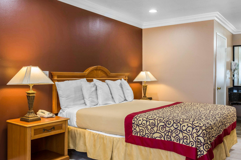 Bedroom 4, Rodeway Inn Cypress, Orange