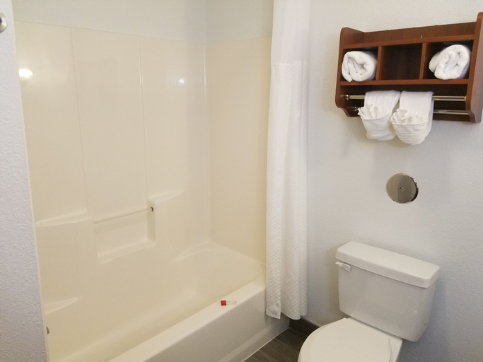 Bathroom 5, Comfort Inn & Suites Gatesville, Coryell