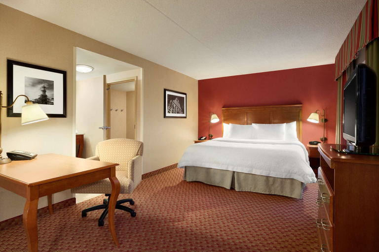 Bedroom 3, Hampton Inn & Suites Hartford/East Hartford, Hartford