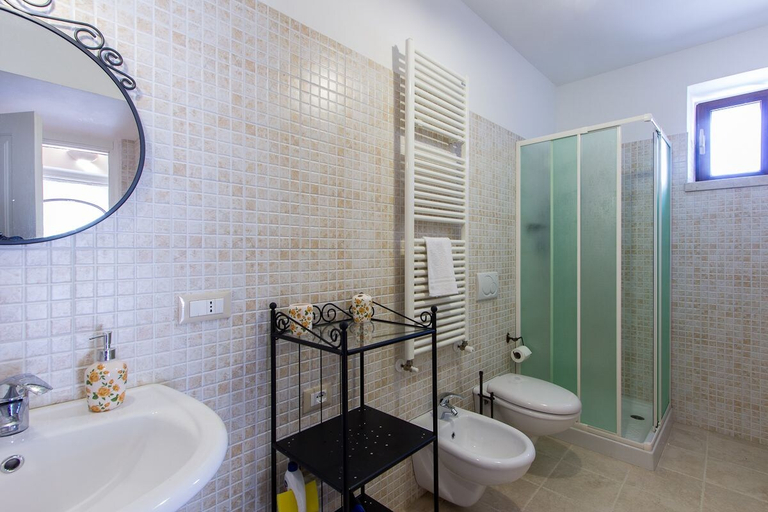 Bathroom 3, L'Antica Marina, Taranto