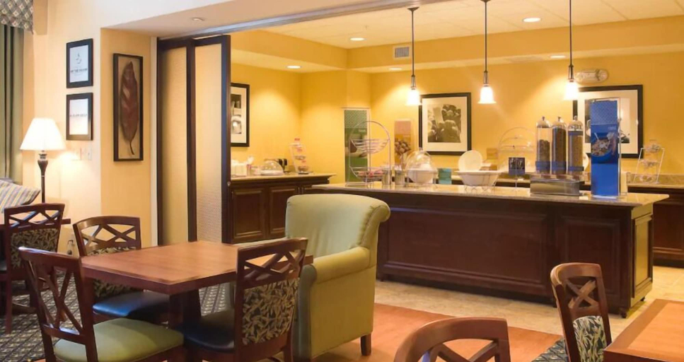 Food & Drinks 5, Hampton Inn & Suites Lake Wales, Polk