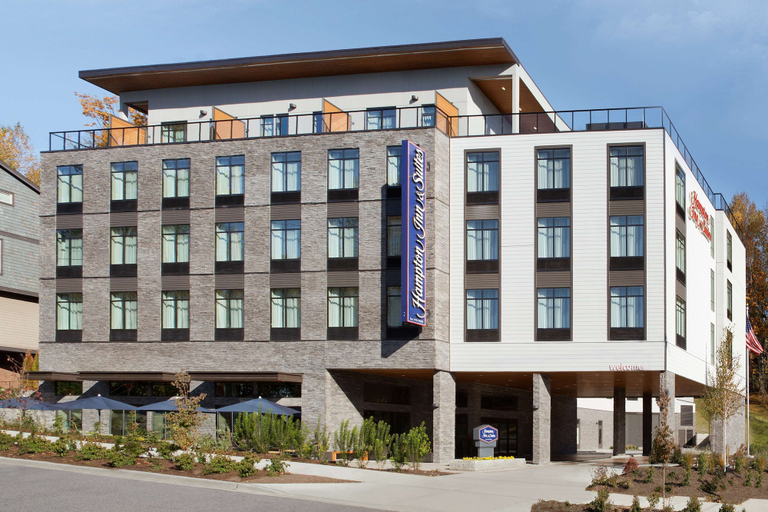 Exterior & Views 2, Hampton Inn & Suites Seattle/Renton, King