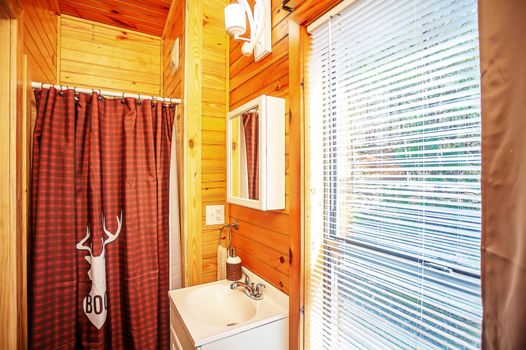 Bathroom, Bigfoot Lodge Room Four, Polk