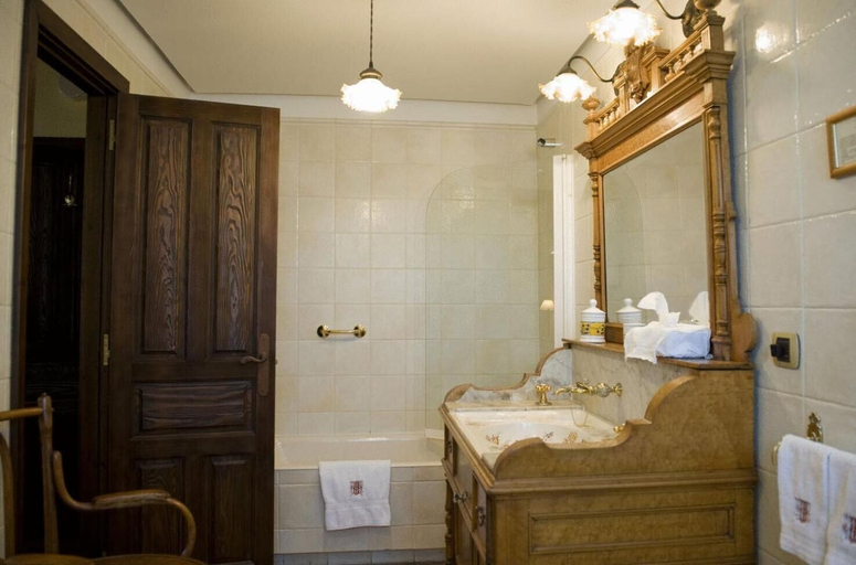 Bathroom 3, Caserio Iruaritz, Álava