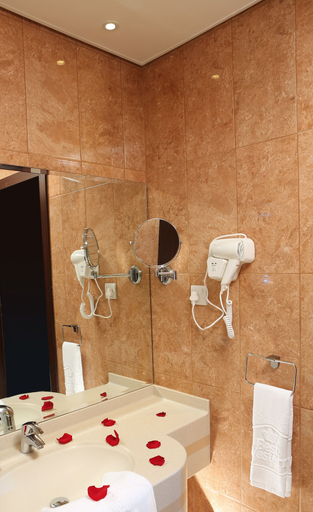 Bathroom 5, Best Western Plus Salmiya, Salmiya