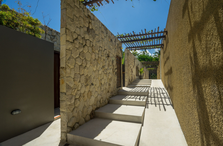 Exterior & Views 27