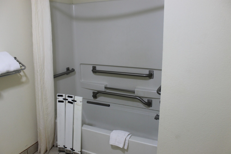 Bathroom 4, Howard Johnson by Wyndham Vicksburg, Warren