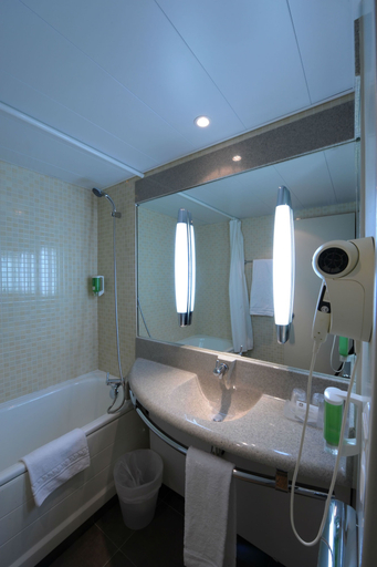 Bathroom 5, Best Western Saint-Etienne Porte du Forez, Loire