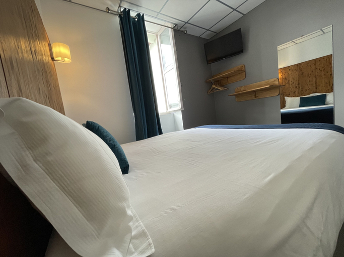 Bedroom 5, Le Central Hôtel Bar, Pyrénées-Atlantiques