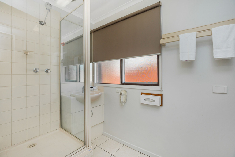 Bathroom 3, National Hotel Complex and Bendigo Central Apartments, Gr. Bendigo - Central