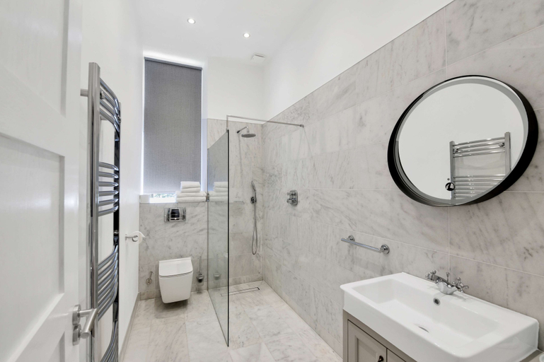 Bathroom 4, Radisson Blu Hotel, Perth, Perthshire and Kinross